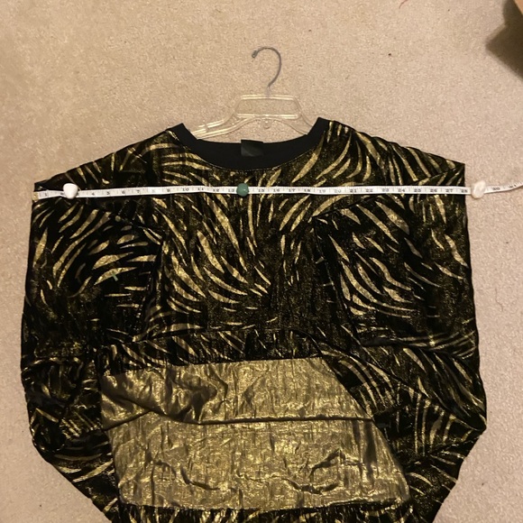 Unique over size fuzzy black and gold top - Picture 4 of 6